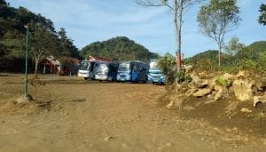 parkir bis pantai teluk asmara