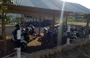 parkir motor pantai teluk asmara