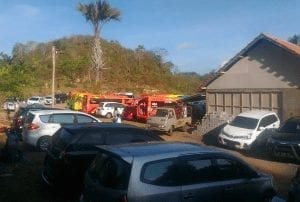 tempat parkir mobil pantai teluk asmara