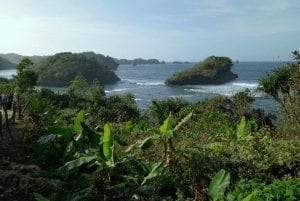 pemandangan dari tangga menuju pantai teluk asmara
