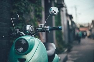 Tips Menghadapi Banjir Saat Berkendara dengan Skuter Matik