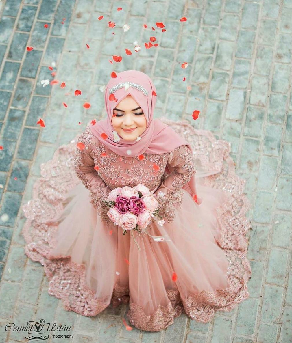 Tips memilih gaun pesta muslimah.