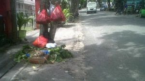Menggantung Kantong Plastik Sampah