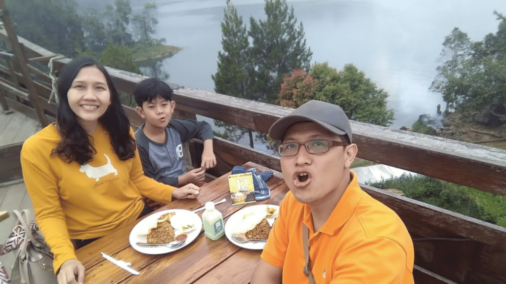 Makan di Pinisi Resto di road trip Bandung Dari Surabaya