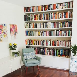 menyimpan koleksi di perpustakaan mini