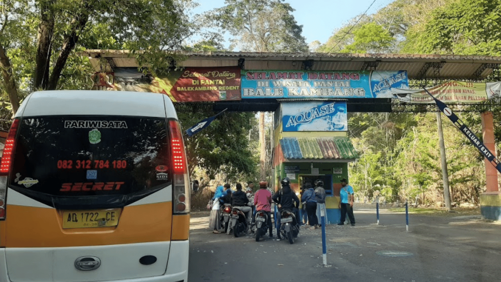 Pintu Masuk Pantai Balekambang Malang