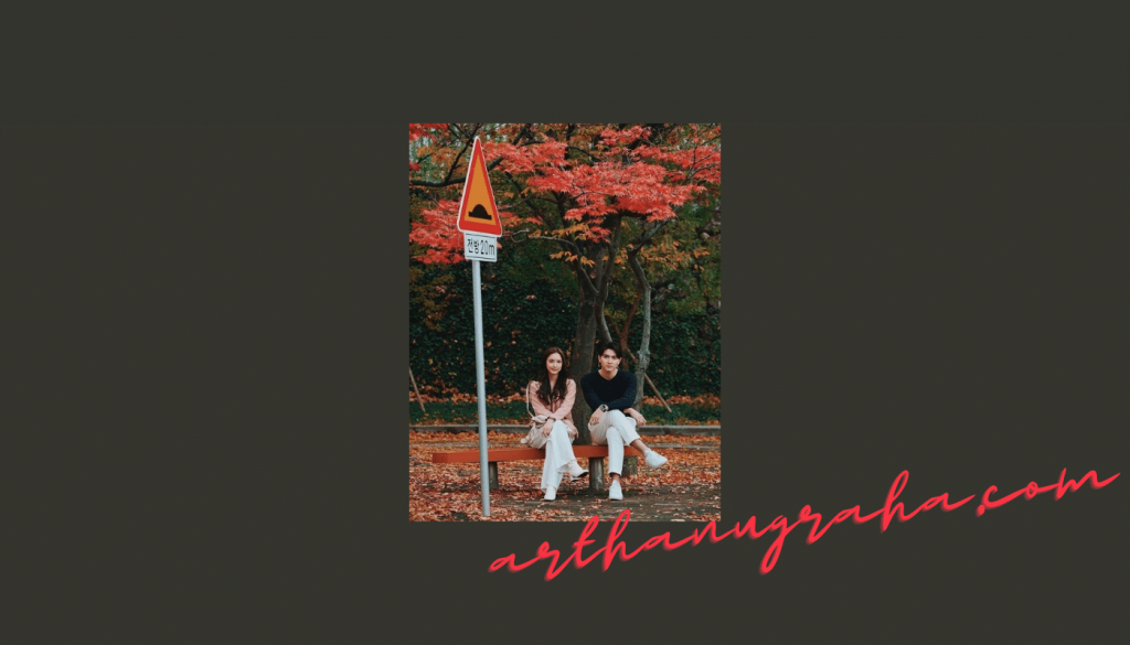 Foto Bareng Pasangan. duduk berdua di taman