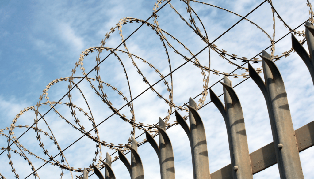 Memasang Kawat Berduri