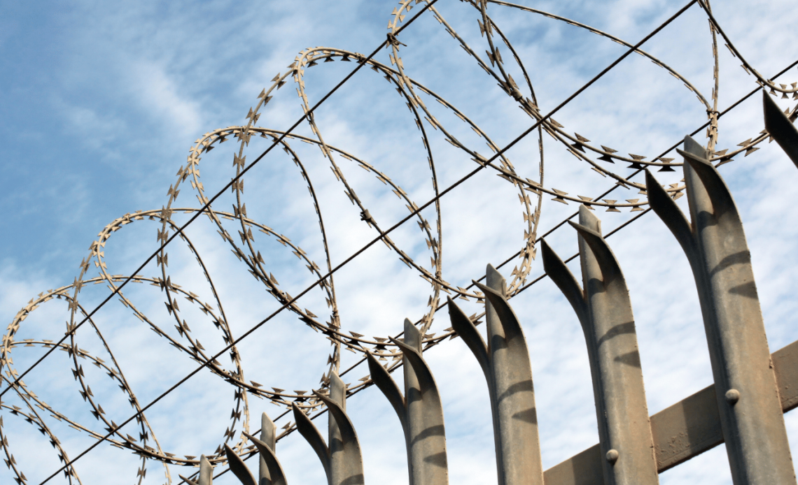 Memasang Kawat Berduri