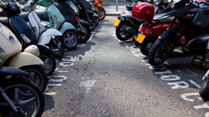 Parkir gratis di minimarket